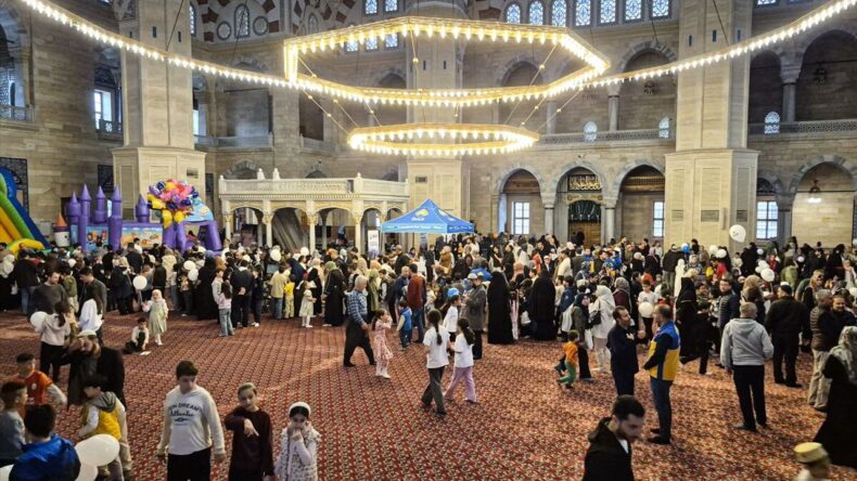 Adana’da çocuklar ve aileleri camide düzenlenen şenlikte ağırlandı