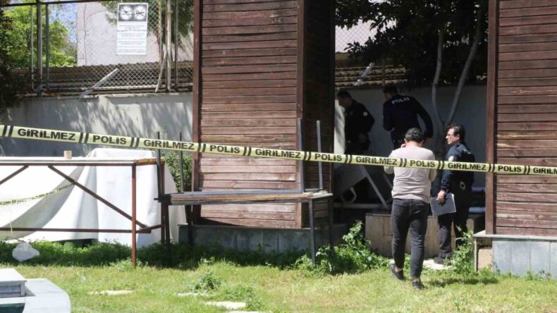 Antalya’da Reklam Panosundan Ceset Çıktı