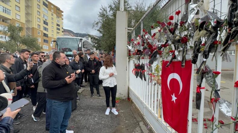İstanbul’dan gelen gönüllüler Ayser Çalık Ortaokulu’nu ziyaret etti
