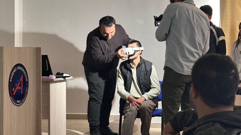 Antalya’da engelliler sanal gerçeklik gözlüğüyle Aspendos Antik Tiyatrosu’nu gezdi
