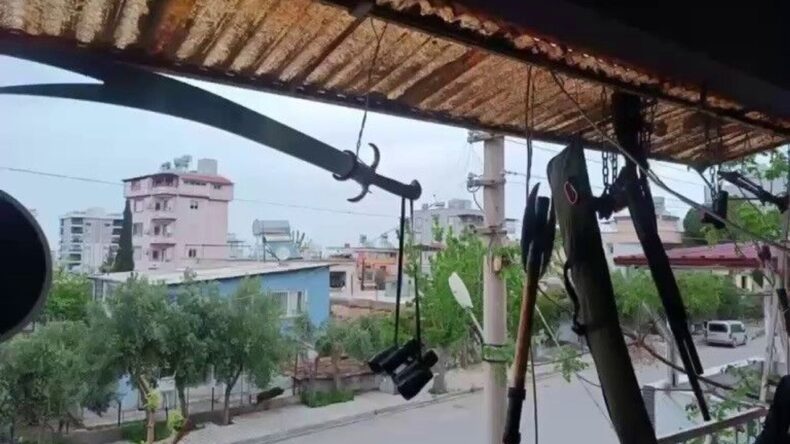 Balkonunda Silahlarla Tedirginlik Yaratan Şahıs