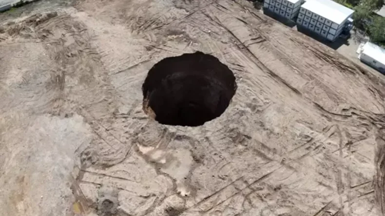 İskenderun’da Obruk Oluştu