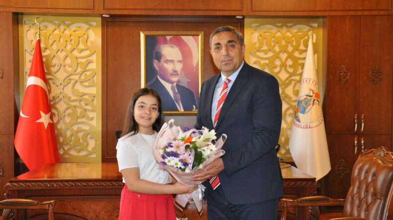 Silifke Kaymakamı Abdullah Aslaner, Koltuğunu Öğrenciye Devretti