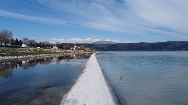 Eğirdir Gölü’nde doğal yürüyüş yolu oluştu