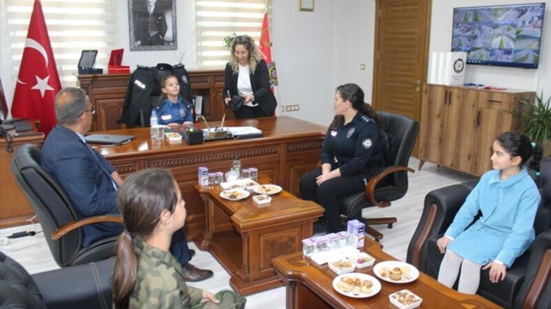 Belen ve İskenderun Emniyet Müdürleri Koltuklarını Öğrencilere Devretti