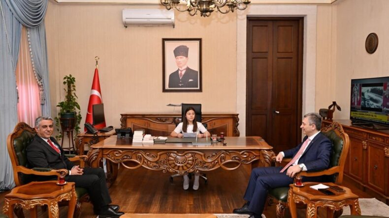 Antalya Valisi Hulusi Şahin, makamını Nazenin Karsavurdan’a devretti