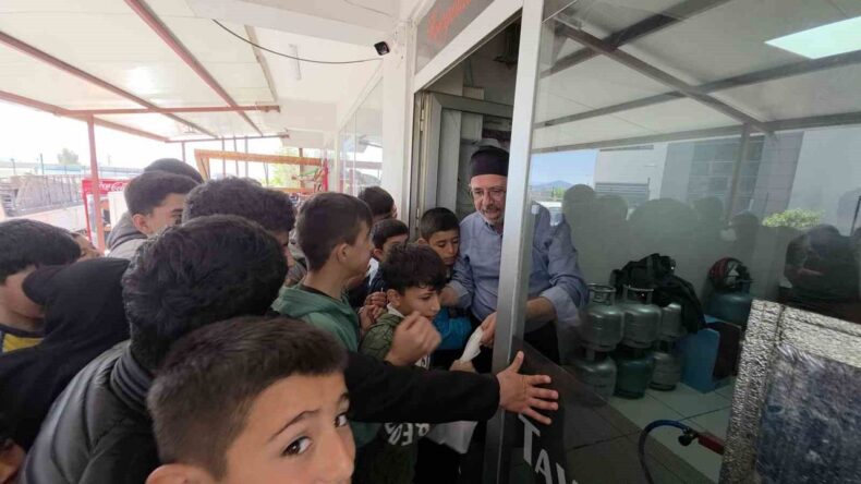 Çocuklara Moral Vermek İçin Ücretsiz Döner Dağıtıldı