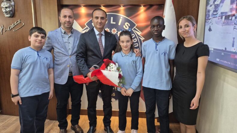 İlçe Emniyet Müdürleri Koltuklarını Çocuklara Devretti