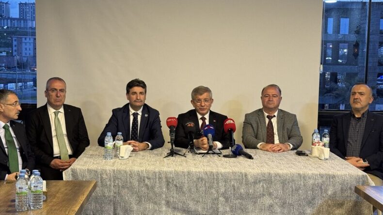 Gelecek Partisi Genel Başkanı Davutoğlu Kahramanmaraş’taki saldırıda hayatını kaybedenleri ziyaret etti