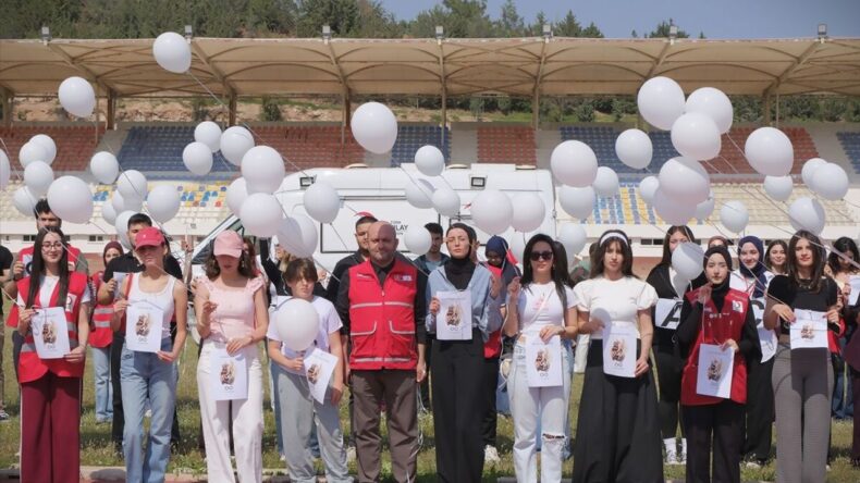 Mersin’de Kızılay gönüllüleri okul saldırısında hayatını kaybedenleri andı