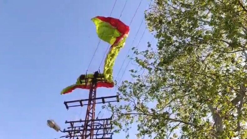 Osmaniye’de Yamaç Paraşütü Pilotunun Elektrik Tellerine Takılması