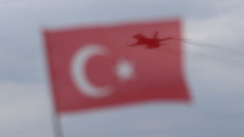 SOLOTÜRK, Antalya’da gösteri uçuşu yaptı