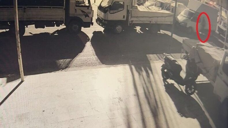 Antalya’da Anahtarı Unutulan Biber Yüklü Kamyonet Terk Edildi