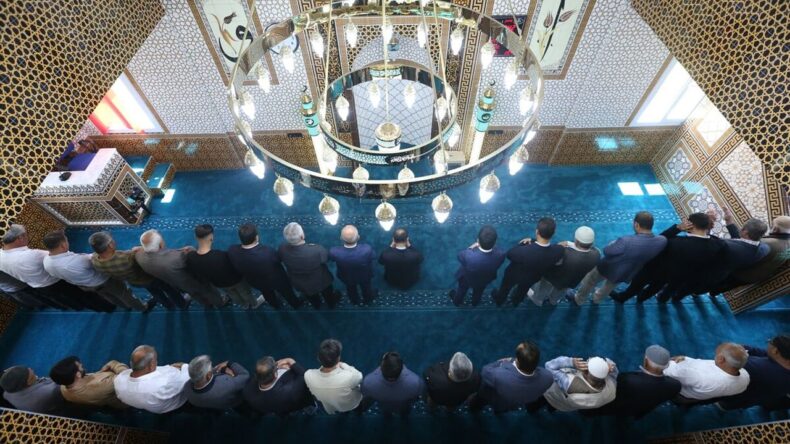 Depremde Yıkılan Caminin Yerine Yenisi İnşa Edildi