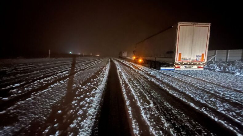 Kars’ta Nisanda Yağan Kar Nedeniyle Araçlar Yolda Kaldı
