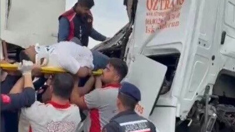 Osmaniye’de Tır OSB Giriş Kapısına Çarptı, Sürücü Sıkıştı