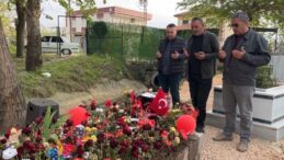 Kahramanmaraş’ta Hayatını Kaybeden Adnan’ın Mezarı Duygusal Notlarla Donatıldı