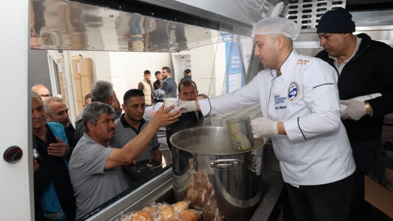 Hatay’da vatandaşlara çorba ikram ediliyor