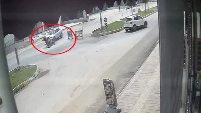 Antalya’da Motosikletli Kadın Minibüsün Altında Kaldı