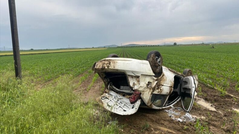 Adana’da devrilen otomobilde 4 kişi yaralandı