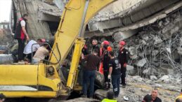 Kahramanmaraş’ta Otopark Yıkımı Sırasında İş Makinesi Enkaz Altında Kaldı