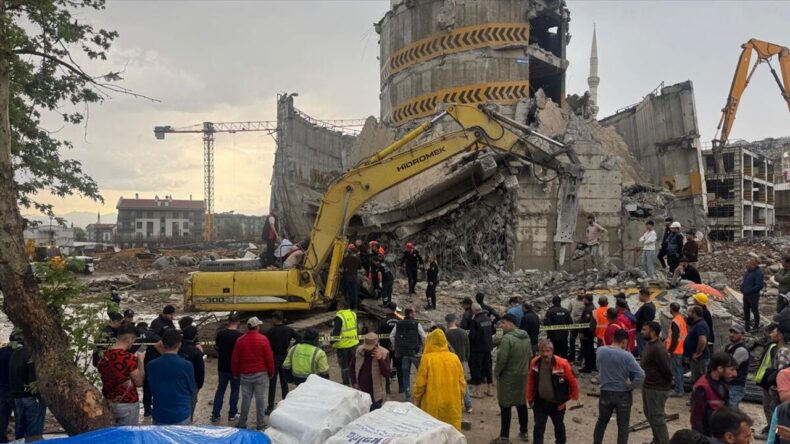 Kahramanmaraş’ta Otopark Yıkımında İş Makinesi Enkaz Altında Kaldı