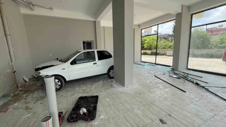 Osmaniye’de Kontrolden Çıkan Otomobil Dükkana Girdi