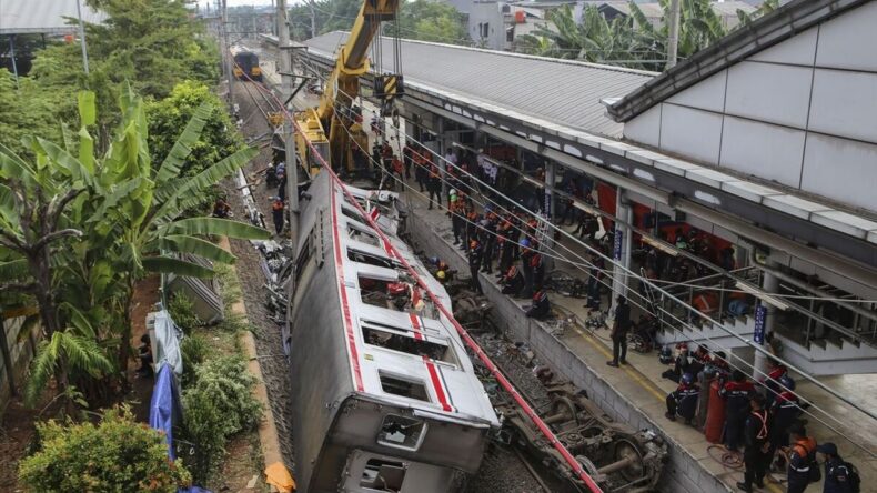 Endonezya’daki tren kazasında ölü sayısı 14’e yükseldi