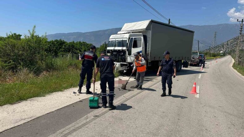 Antalya’da Kamyonla Çarpışan Motosikletli Genç Hayatını Kaybetti