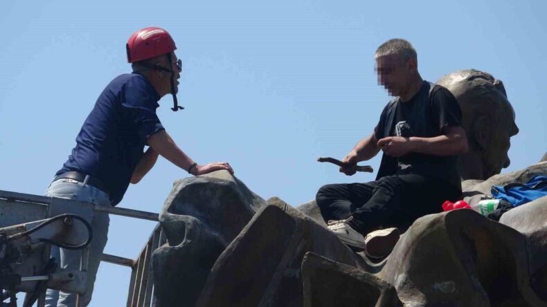 Antalya’da Atatürk Heykeline Çıkan Şahıs Eylem Yaptı