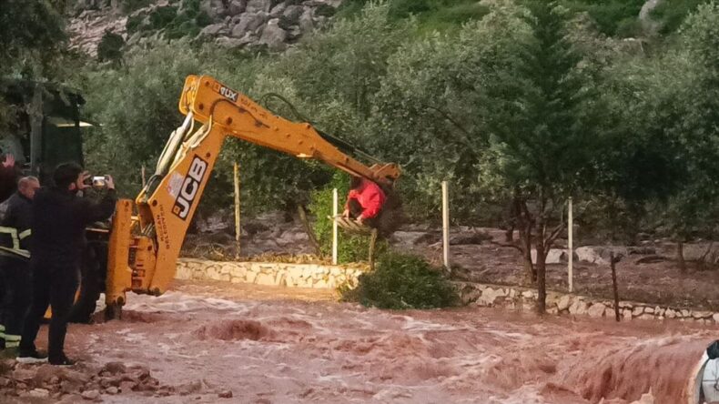Adana’nın Kozan ilçesinde sağanak ve dolu etkili oldu