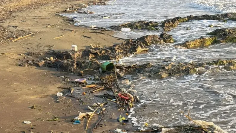 Arsuz Sahilinde Çöp Kirliliği Artıyor