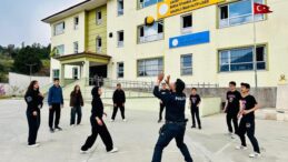 Adana’da Polis Öğrencilerle Voleybol Oynadı