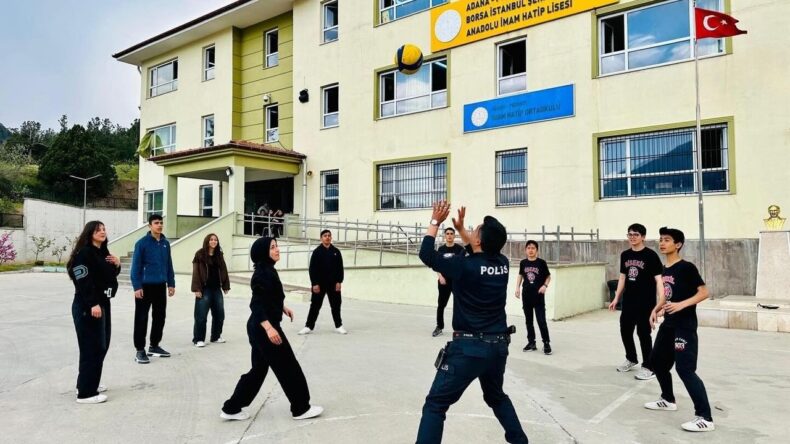 Adana’da Polis Öğrencilerle Voleybol Oynadı