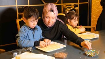 Kahramanmaraş’ta özel çocuklar kendi kurabiyelerini yaptı: Hem öğrendiler hem eğlendiler