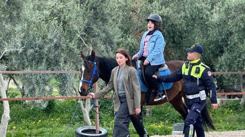 Otizmli çocuklara atla terapi desteği