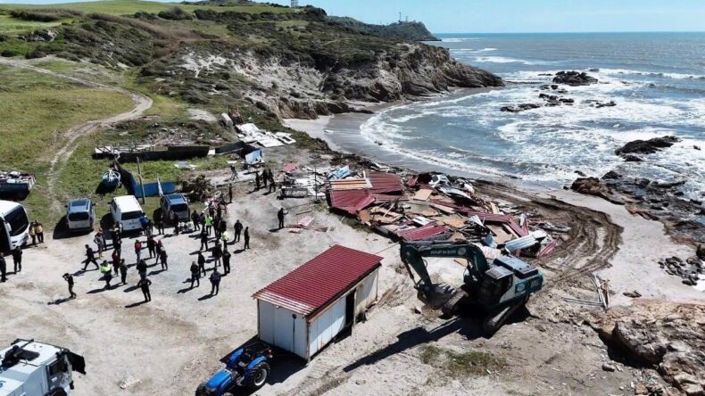 Karataş Sahilinde Kaçak Yapı Yıkımları Hız Kesmeden Devam Ediyor