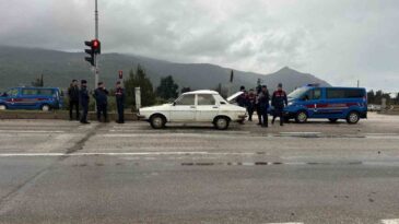 Silifke’de İki Aracın Karışığı Kazada 3 Kişi Yaralandı