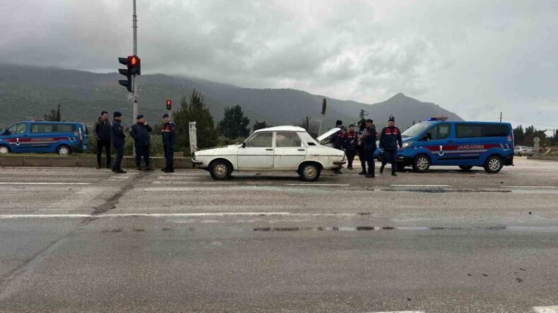 Silifke’de İki Aracın Karışığı Kazada 3 Kişi Yaralandı
