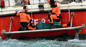 Milyarderin lüks yatı suya gömülmüştü… 2 kişinin cansız bedenine ulaşıldı