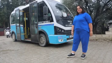 Hatay’da Dolmuşçu Zeynep Direksiyon Sallayarak Ekmek Parasını Kazanıyor