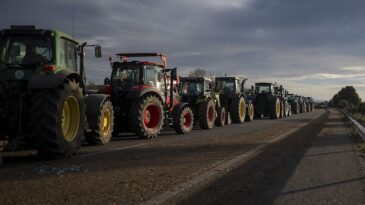 İspanyol Çiftçiler AB-MERCOSUR Anlaşmasına Karşı Protesto Düzenliyor