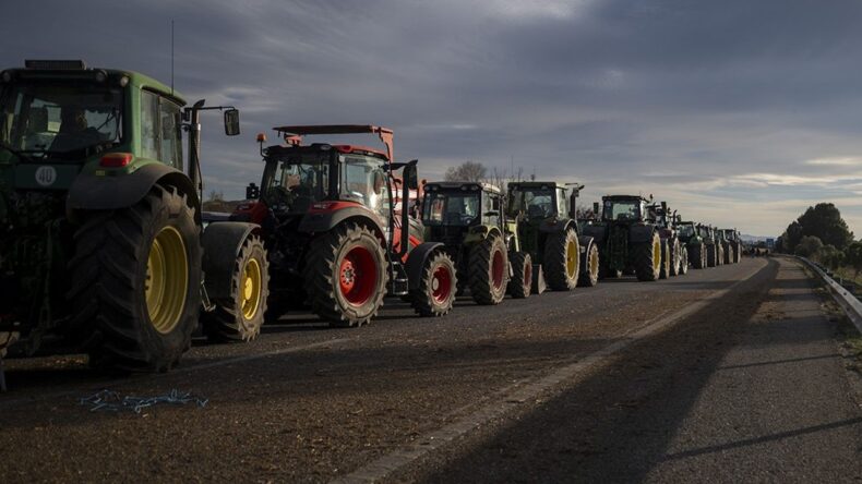 İspanyol Çiftçiler AB-MERCOSUR Anlaşmasına Karşı Protesto Düzenliyor