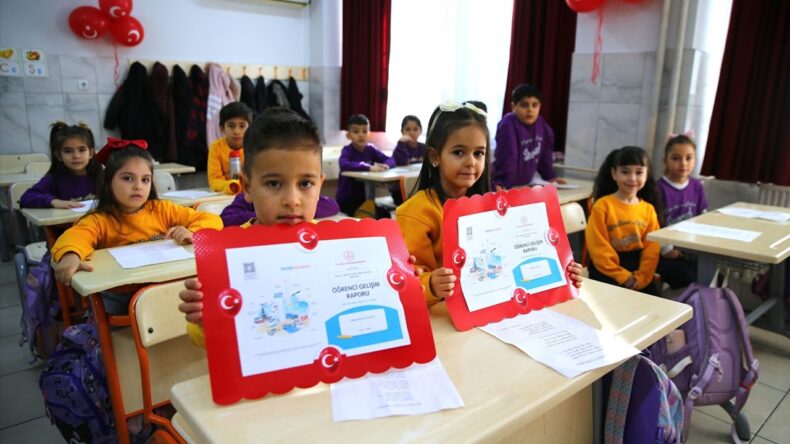 Adana, Mersin, Hatay ve Osmaniye’de Öğrenciler Karnelerini Aldı