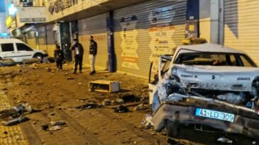 Adana’da Park Halindeki Araçlara Çarpan Cip Kazası: 1 Yaralı