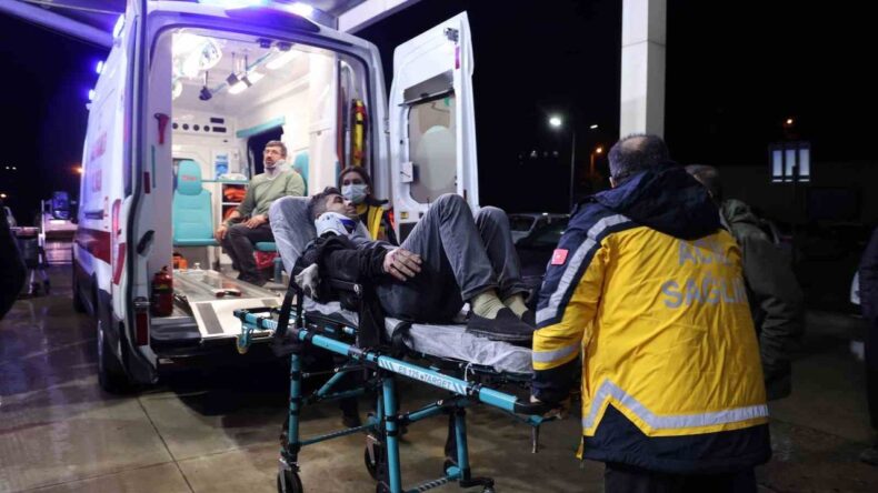 Adana’da Fabrika İşçilerini Taşıyan Minibüs Devrildi: 13 Yaralı