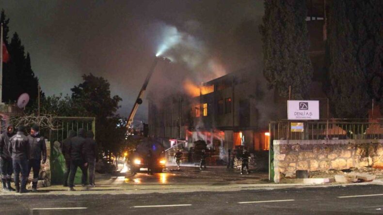 Adana’da Fabrika Yangını: Yangın Kontrol Altına Alındı