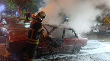 Adana’da Park Halindeki Otomobilde Yangın Çıktı