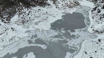 Adana’nın Sibiryası’nda Kürebeli Barajı Buz Tuttu