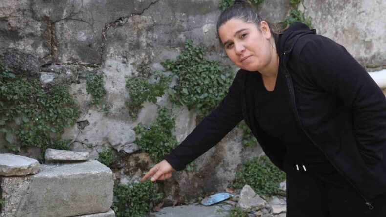 Annesinin Yanındayken Duvar Telefonu Çaldı